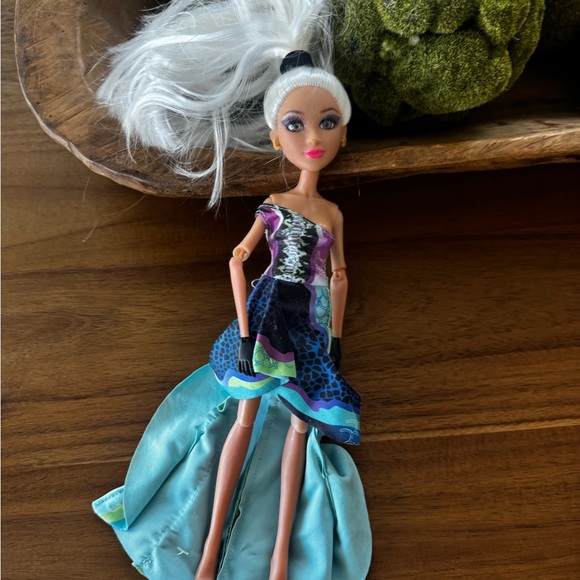 MGA Entertainment Other - MGA Doll - Project Mc2 Experiments Camryn Nail Polish - Doll With Outfit / EUc